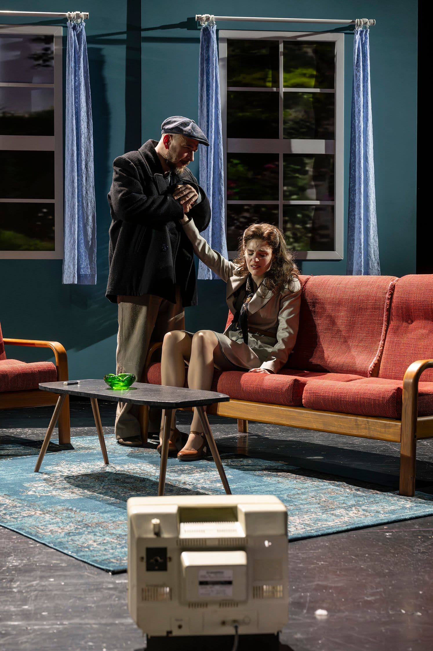 Öl der Erde: Eine theatrale Reise um die Welt und durch die Zeit