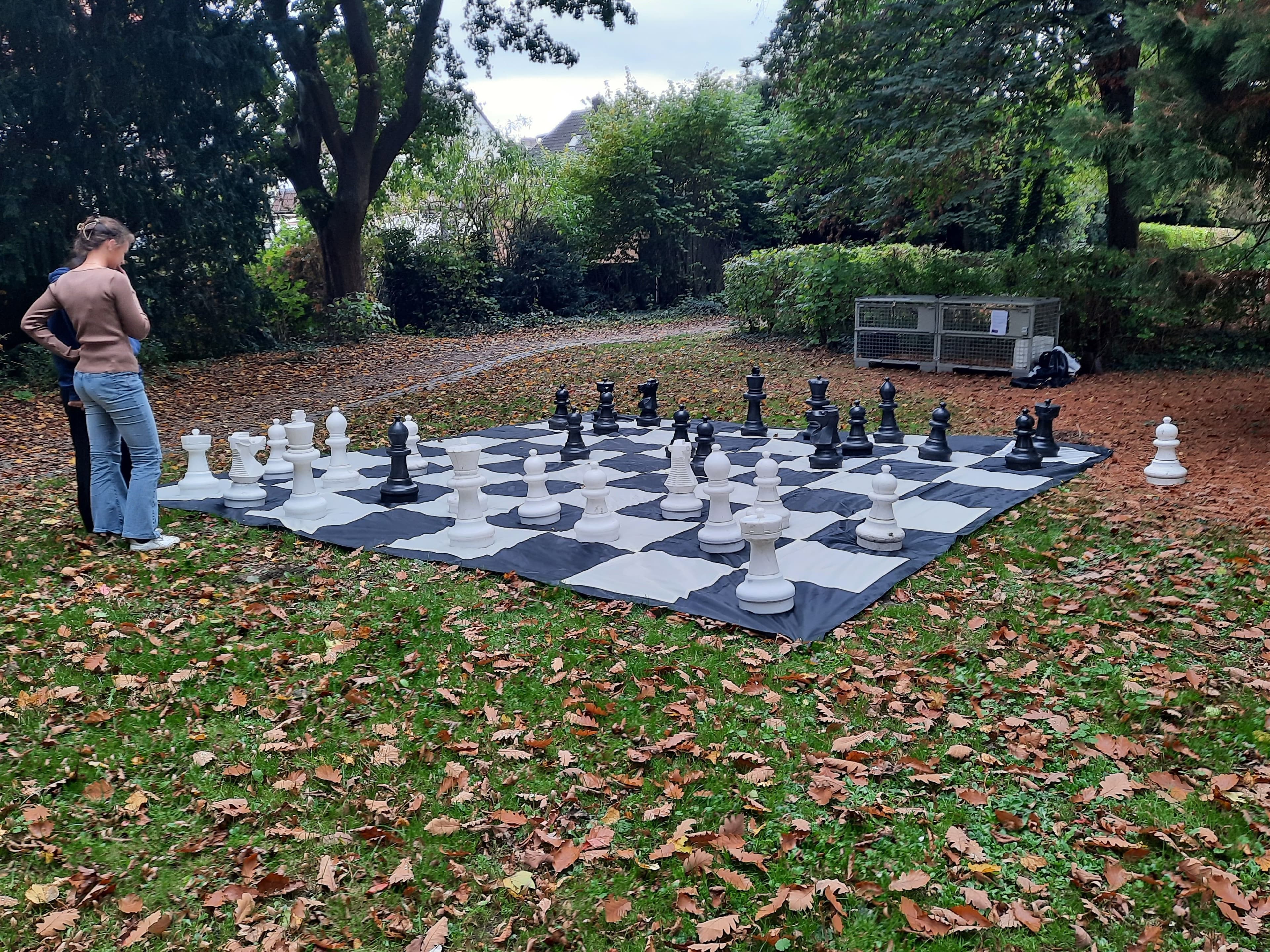 Outdoor-Schach und Damespiel im Park der Generationen
