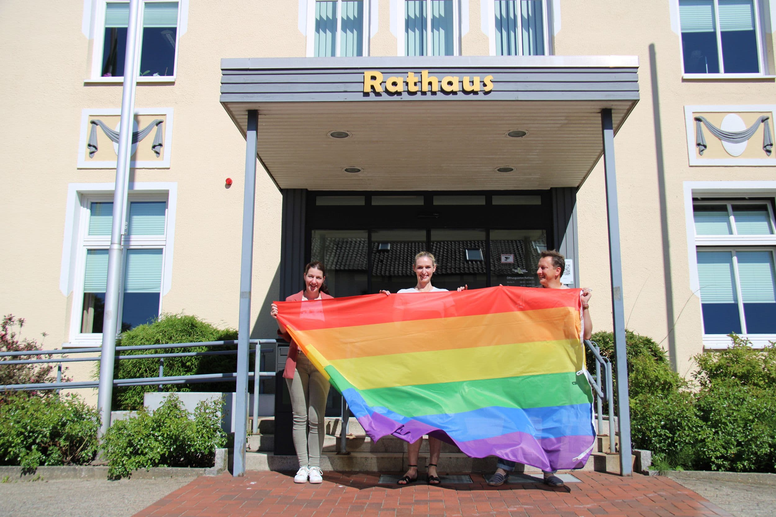 Regenbogenfahne hisst am Berger Rathaus