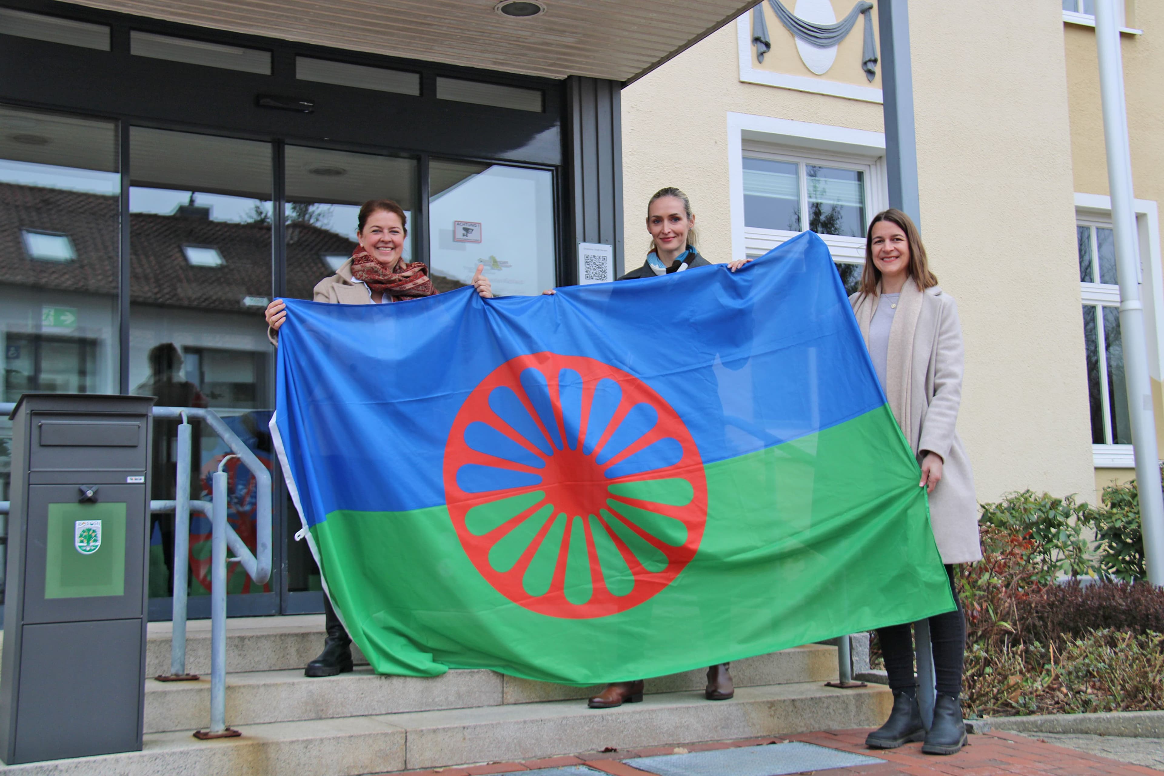 Roma-Flagge am Rathaus gehisst