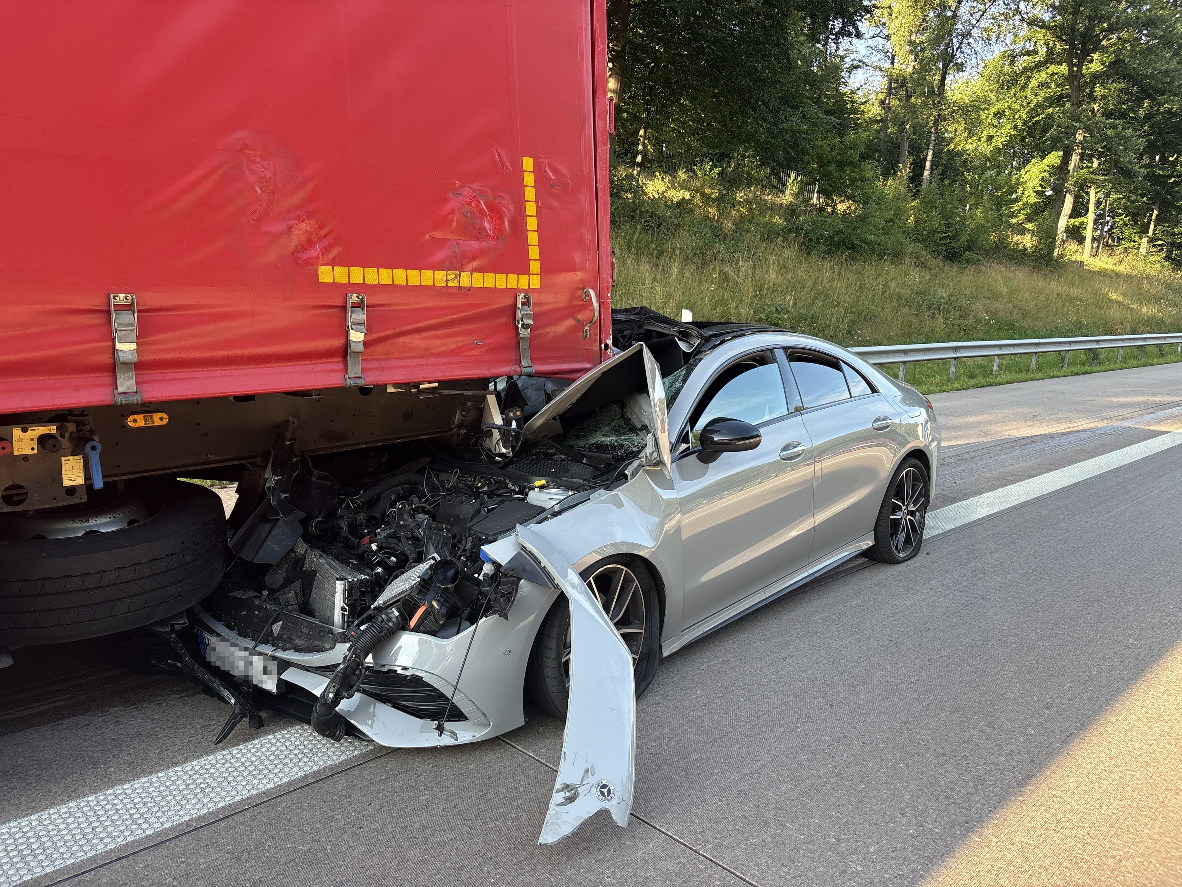 POL-DEL: Autobahnpolizei Ahlhorn: Verkehrsunfall mit zwei leicht verletzten Personen und hohem Sachschaden auf der Autobahn 1 in Dötlingen