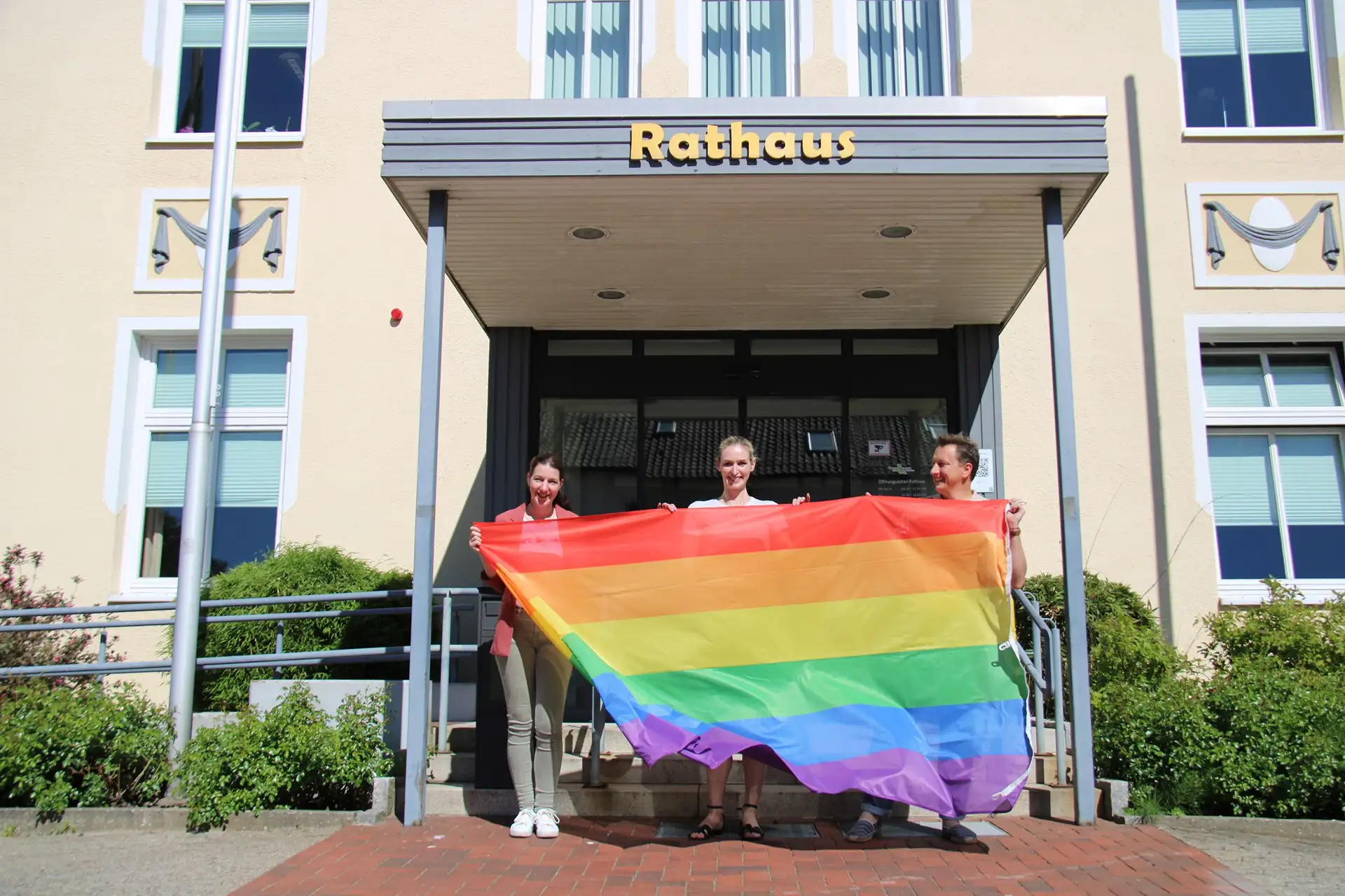 Regenbogenfahne hisst am Berger Rathaus