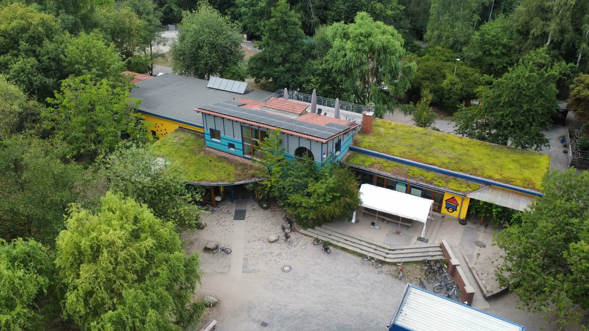 Kinder- und Jugendzentrum Der Bau-Hof Luftbild vom Kinder- und Jugendzentrum der Bau-Hof;