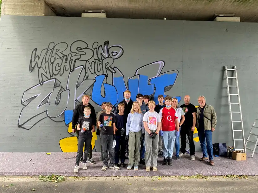 Graffiti am Brückenpfeiler: Kinder und Jugendliche gestalten unter der Kurt-Schumacher-Brücke