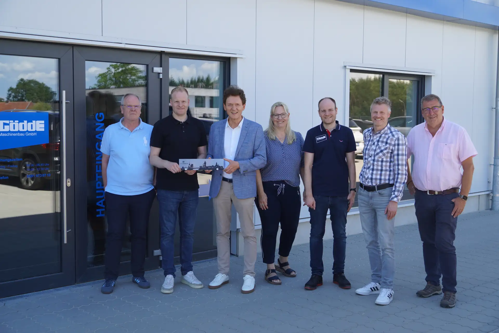 (v.l.) Geschäftsführer Bernhard und Johannes Gödde, Oberbürgermeister Dieter Krone, stellvertretende Ortsbürgermeisterin Sandra Barkmann, Projektleiter Neubau Bernd-Christian Gödde, Dietmar Lager von der städtischen Wirtschaftsförderung und Martin Koopmann von dem Wirtschafts- und Grundstücksausschuss (WGA).