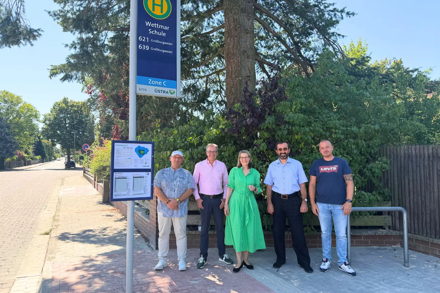 Neue barrierefreie Bushaltestellen in der Schulstraße in Wettmar