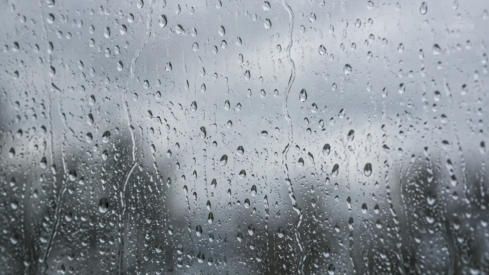 Regen auf einer Fensterscheibe