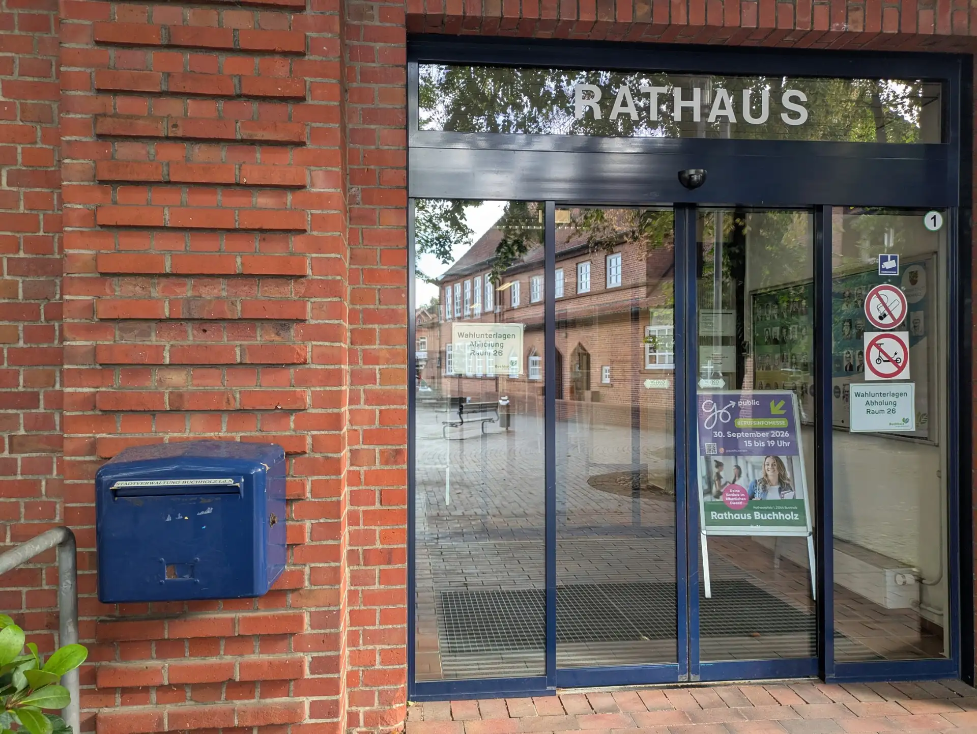 Blauer Briefkasten vor dem Rathauseingang, in den Briefwahlunterlagen außerhalb der Öffnungszeiten eingeworfen werden können.