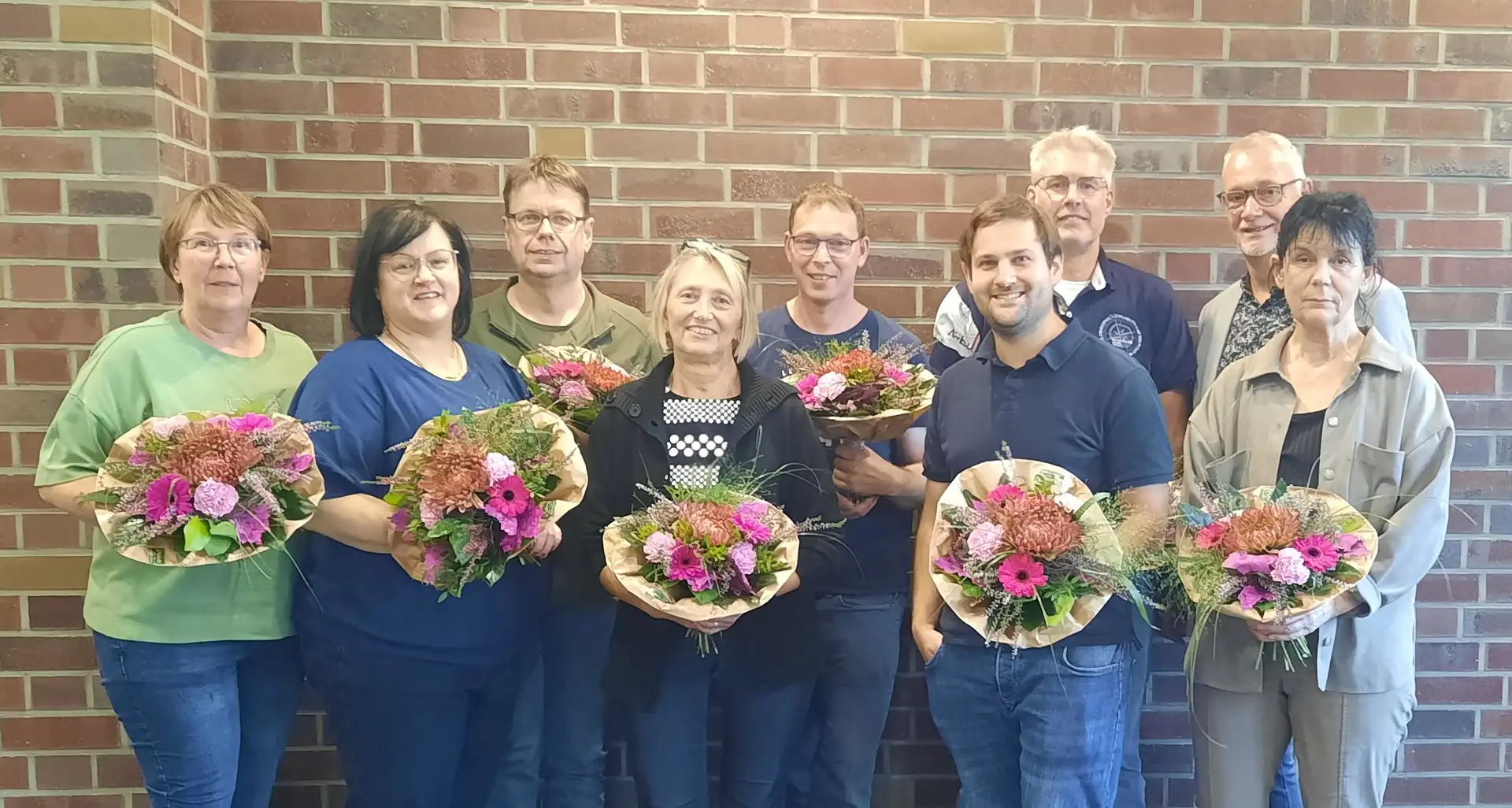 Gruppe von neun Beschäftigten und Bürgermeister Günter Harders bei einer Ehrung und Gratulation zu Dienstjubiläen, Hochzeitstagen und Ruhestand.
