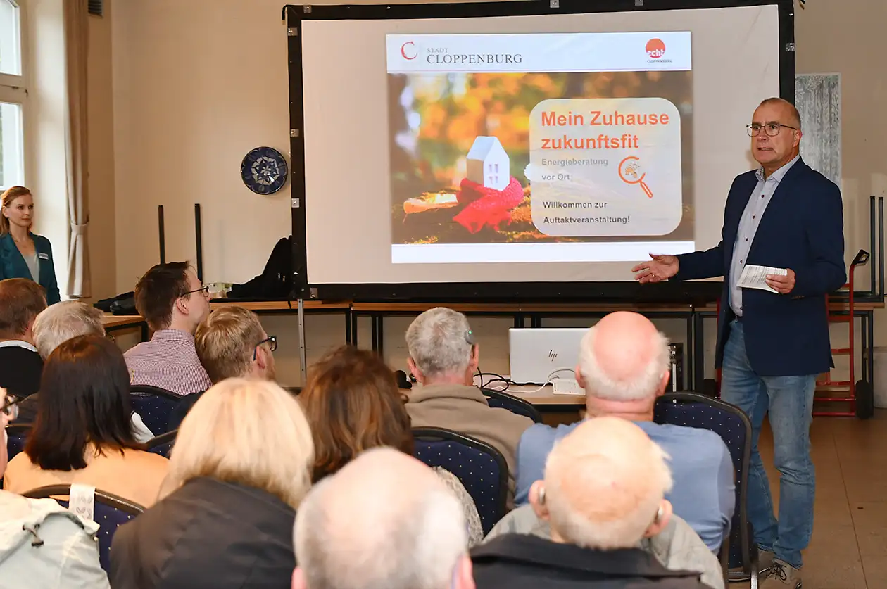 Erster Stadtrat Wigbert Grotjan begrüßt die Teilnehmenden der Auftaktveranstaltung zur Energieberatungskampagne.