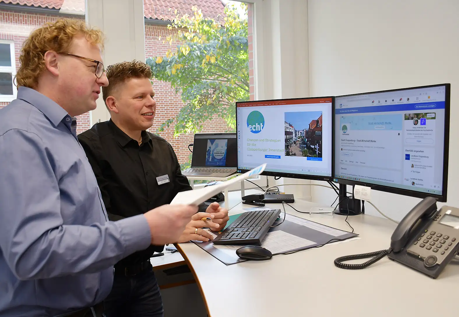 Foto zum Immo-Treffen in Cloppenburg: Wirtschaftsförderer Björn Lichtfuß und Stabstellenleiter Andy Albers (von links) beim Einladen von Eigentümern und Maklern.