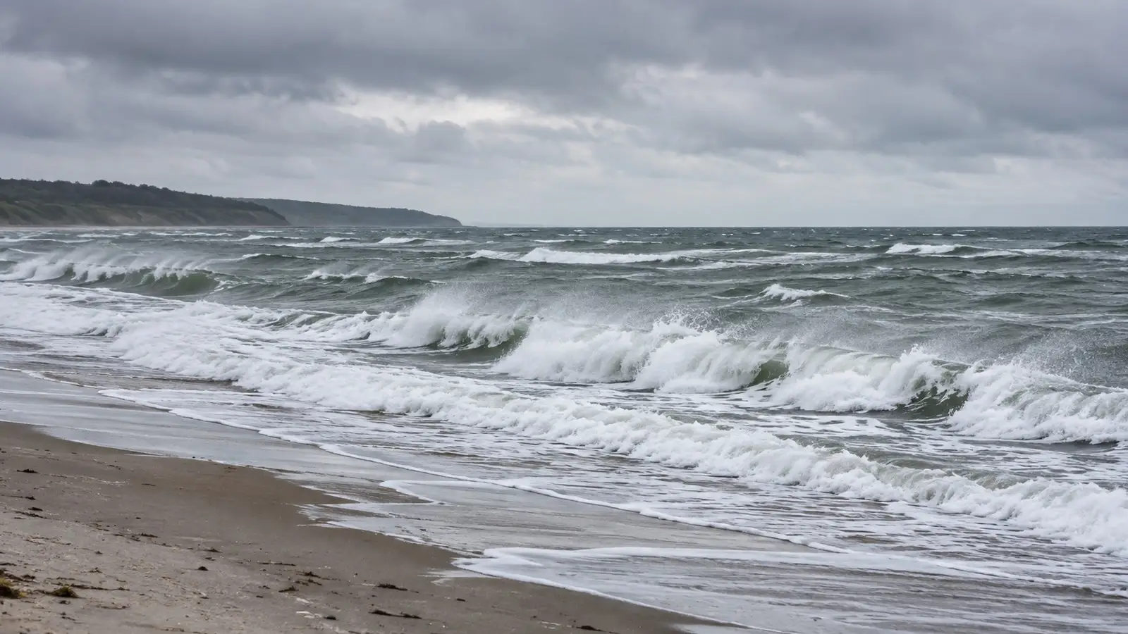 Wellen an einem offenen Strand. Nicht identifizierbare Küste mit Meer.