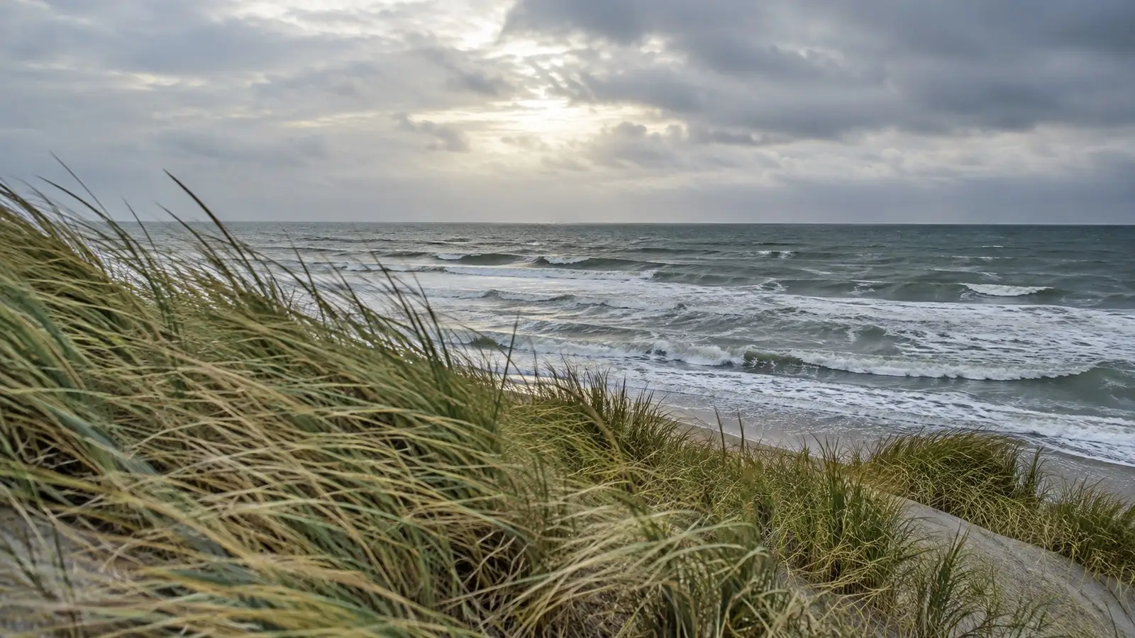 Sturm an der Küste. Nicht identifizierbare Küste mit Meer.