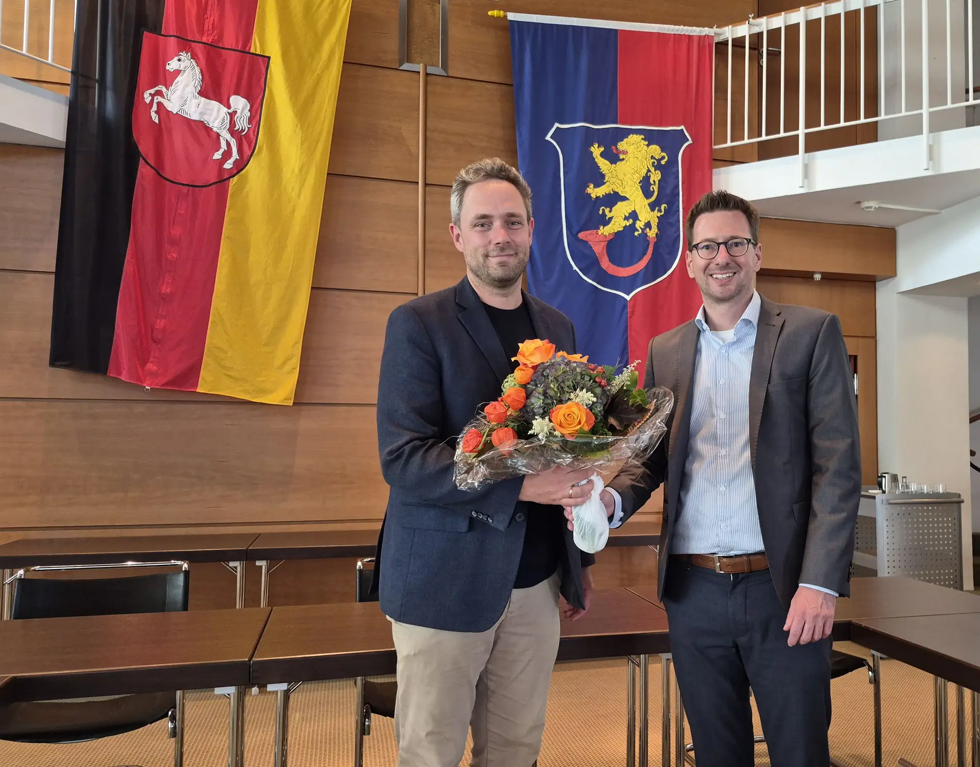 Gemeindewahlleiter und Erster Stadtrat der Stadt Gifhorn, Johannes Laub (r.), gratuliert Christopher Finck, dem künftigen Bürgermeister der Stadt Gifhorn, zum Wahlerfolg.