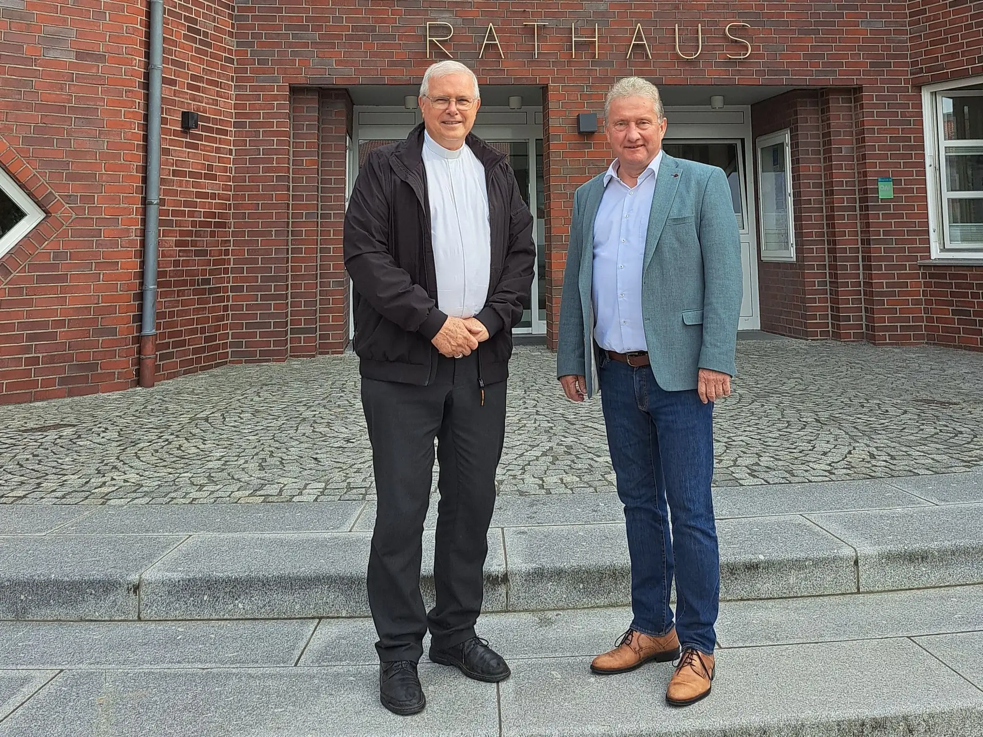 Bürgermeister Gerd Meyer empfängt Bischof Bernardo Johannes Bahlmann.