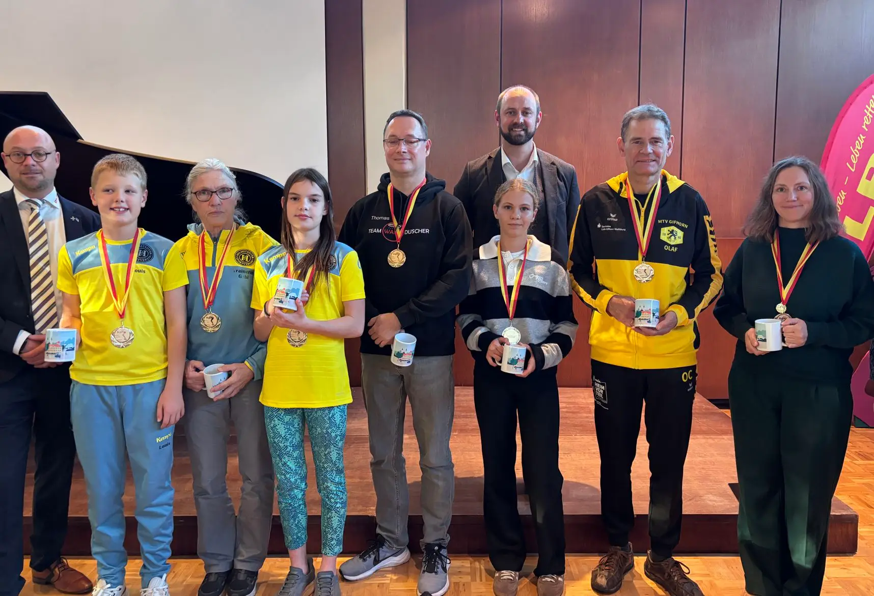 Reihe) mit den Champions des 12-Stunden-Schwimmens 2026.