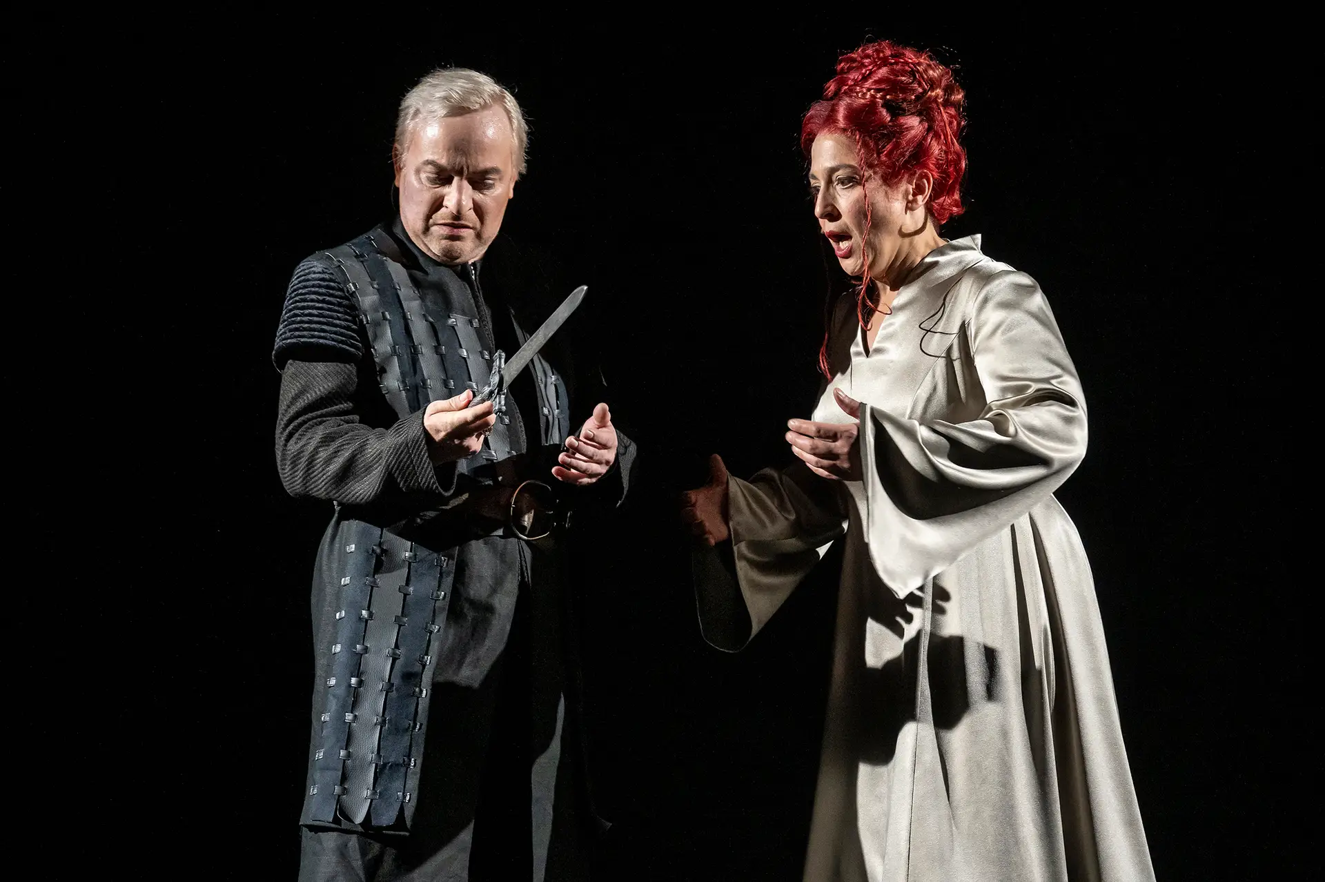 Ungeprüft: Foto zu „Macbeth“ mit einer Person auf der Bühne (Details nicht aus der Mail belegbar).