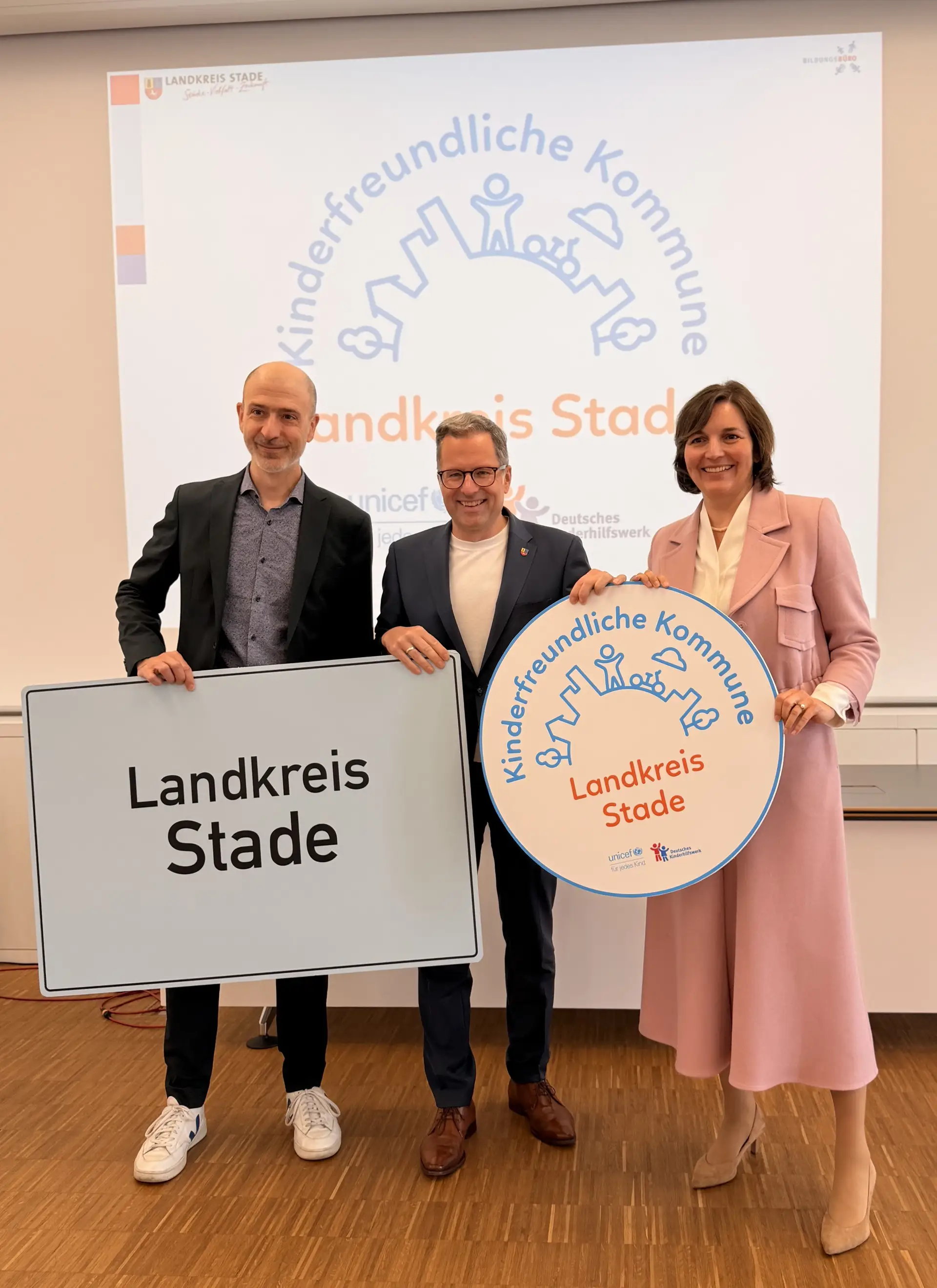 Heide- Rose Brückner, Kreisschülerratssprecher Hauke Ilsemann und Elias Scherzinger sowie die Parlamentarische Staatssekretärin Mareike Wulf.