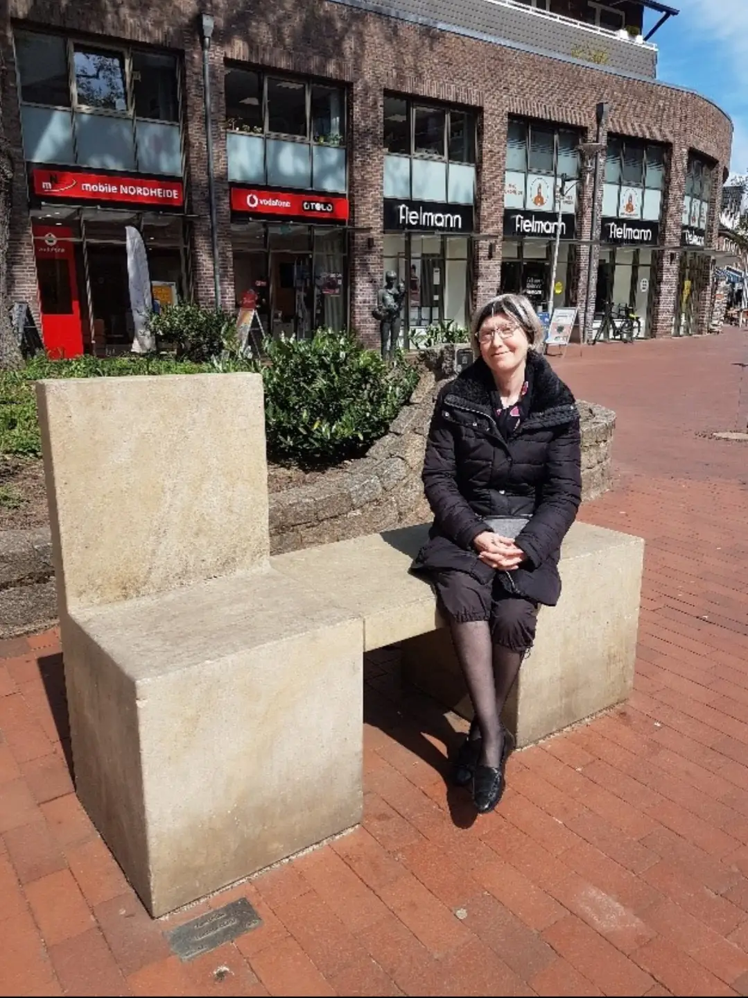 Christine Hatzinger auf einem Stuhl (Foto von Timm Ulrichs)