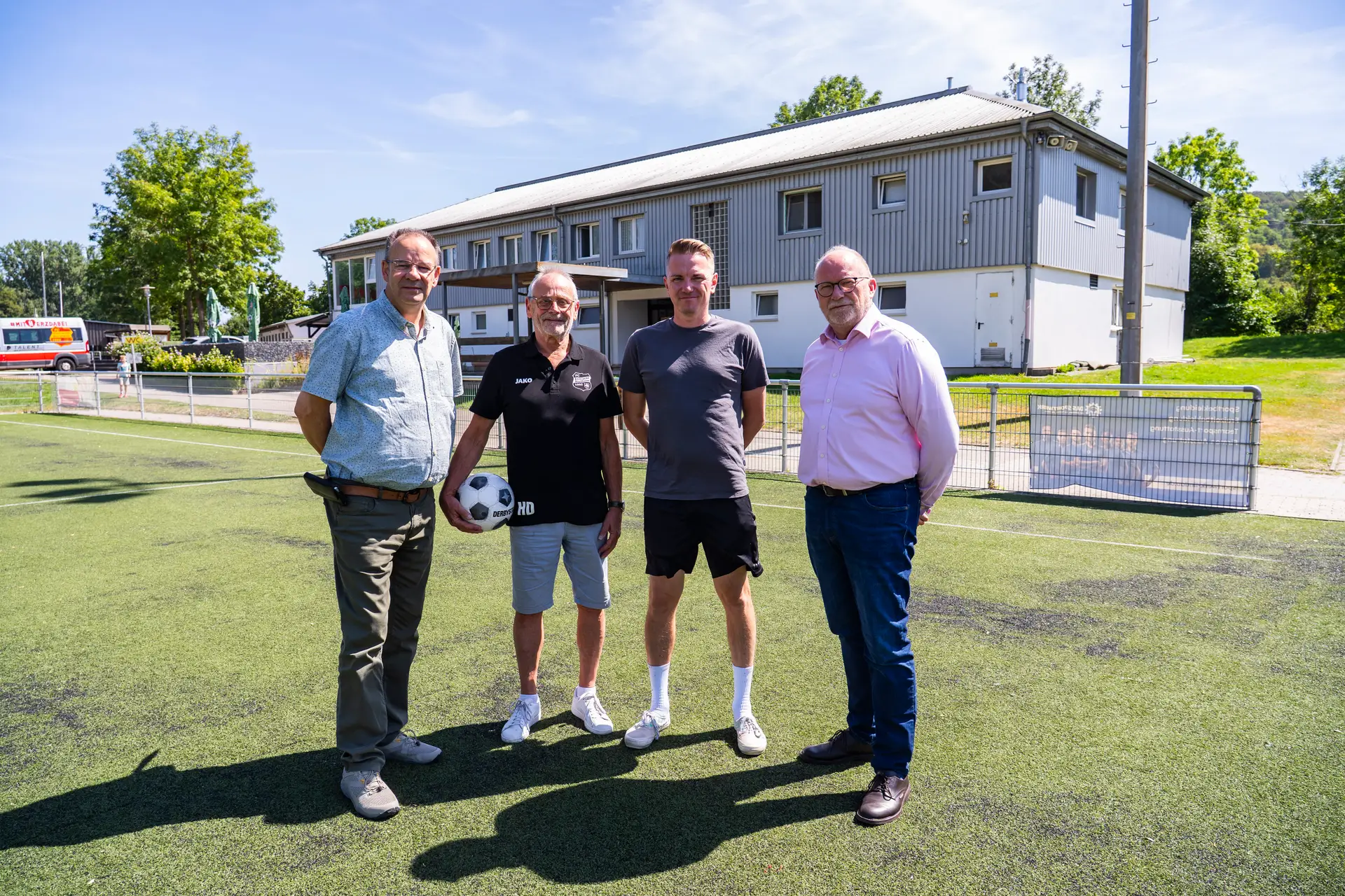 Vier Personen stehen in einer Gruppe für ein Pressefoto; auf dem Bild sind Holger Schröder, Hartmut Denecke, Philipp Weißenborn und Jörg Dodenhöft (v. l.) zu sehen.